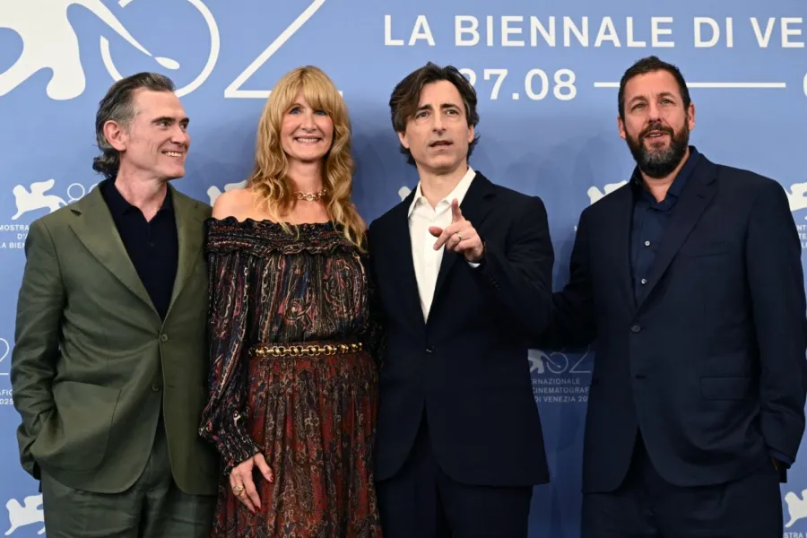 بيلي كرودوب، لورا ديرن، نوح باومباخ وآدم ساندلر في فينيسيا ليدو (Billy Crudup, Laura Dern, Noah Baumbach and Adam Sandler at Venice Lido). مصدر الصورة: Stefano RELLANDINI / AFP