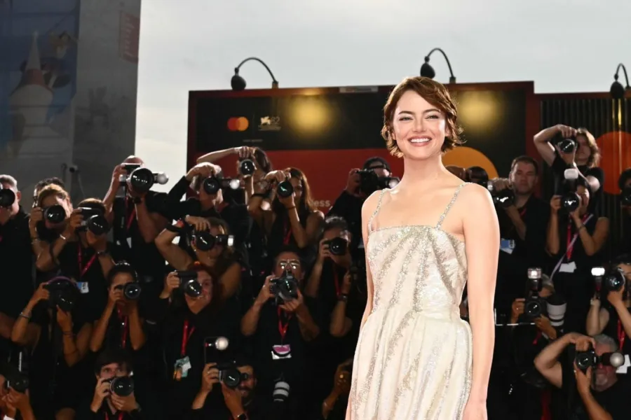 إيما ستون في فينيسيا ليدو (Emma Stone at Venice Lido). مصدر الصورة: Stefano RELLANDINI / AFP