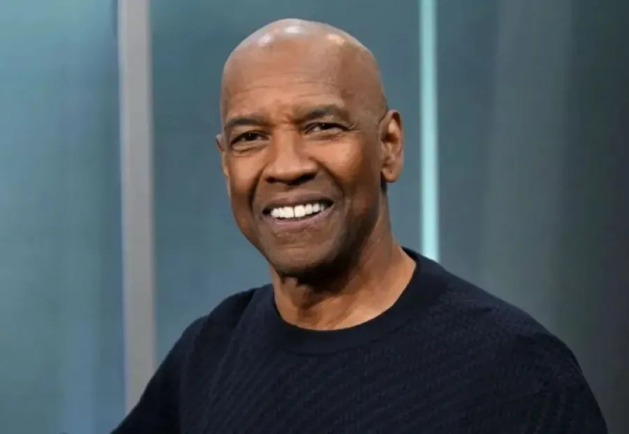 دينزل واشنطن في استوديوهات SiriusXM في مدينة نيويورك (Denzel Washington at SiriusXM Studios in New York City). مصدر الصورة: Noam Galai/Getty Images for SiriusXM/AFP