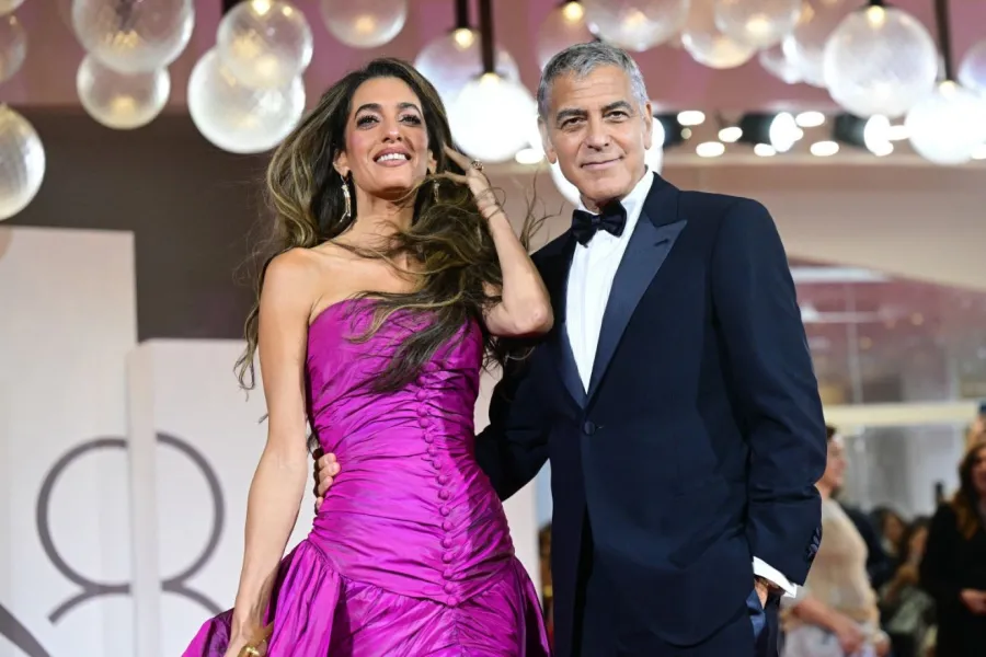 جورج كلوني وزوجته أمل كلوني في مهرجان فينيسيا السينمائي الدولي الثاني والثمانين (George Clooney and his wife Amal Clooney at the 82nd International Venice Film Festival). مصدر الصورة: Tiziana FABI / AFP