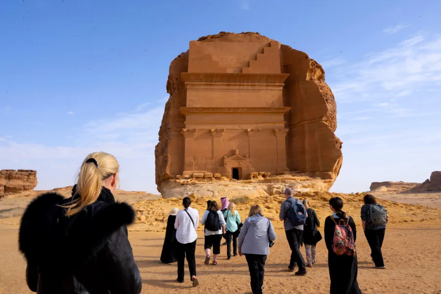 الزوار أمام مدائن صالح في العلا - الصورة من منصة الصور السعودية