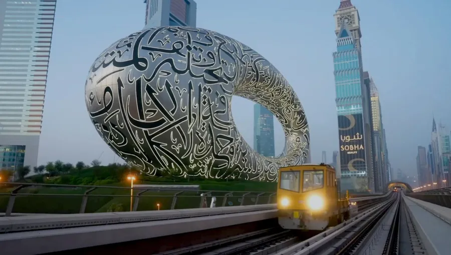 السكك الحديدية في دبي من أمام متحف المستقبل - الصورة من وكالة الأنباء الإماراتية "وام"