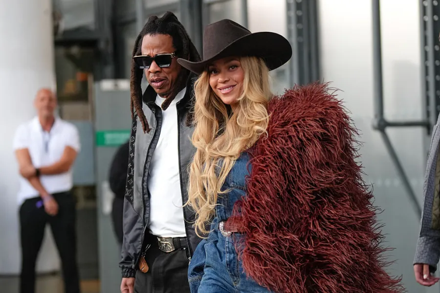 الثنائي بيونسيه Beyonce وجاي زي Jay Z خلال عرض لويس فويتون لصيف 2026- (مصدر الصورة Edward Berthelot/Getty Images)