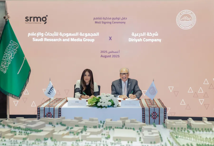 جيري إنزيريلو وجمانا الراشد خلال توقيع مذكرة التفاهم