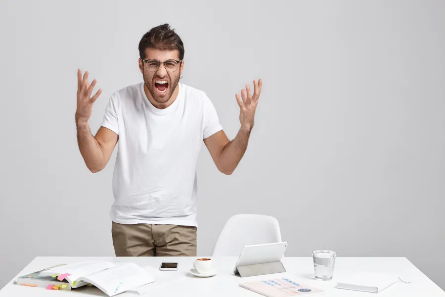  مواقف مكتبية صادمة وكيف تسيطر عليها بمهارة؟