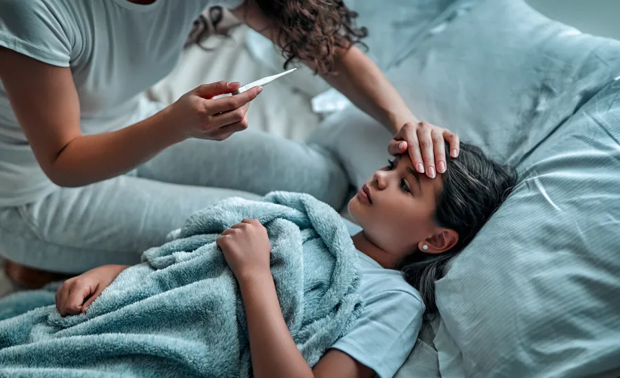 الحمى المتكررة عند الأطفال  ..أسبابها وطرق علاجها