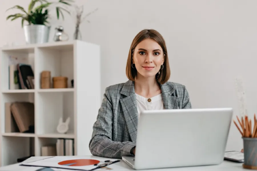 ميزات أنثى العذراء في العمل والإدارة