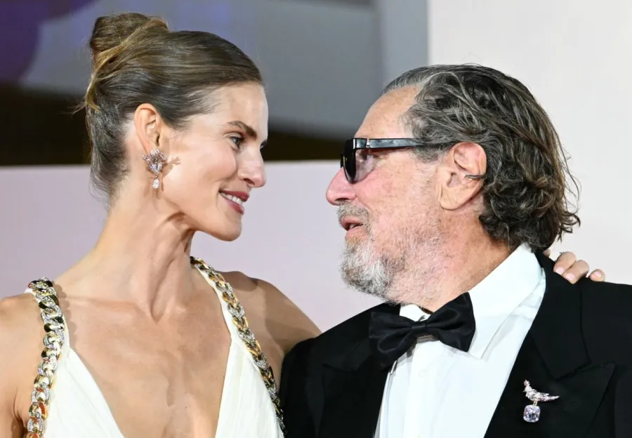 جوليان شنابل ولويز كوغلبيرغ Julian Schnabel and Louise Kugelberg، من مهرجان فينيسيا السينمائي. مصدر الصورة: Stefano RELLANDINI / AFP