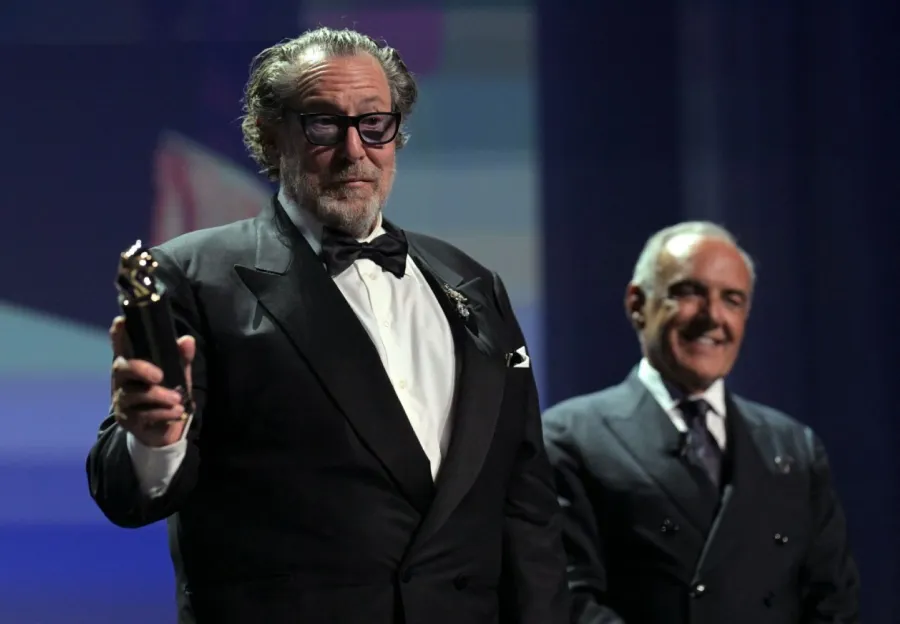 جوليان شنابل Julian Schnabel، من مهرجان فينيسيا السينمائي 2025. مصدر الصورة: Tiziana FABI / AFP