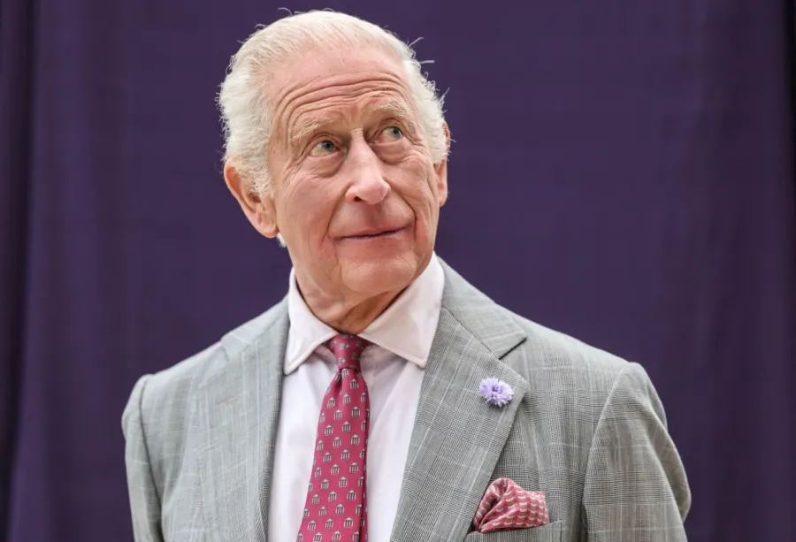 الملك تشارلز الثالث في سميثويك، بالقرب من برمنغهام، وسط إنجلترا (King Charles III in Smethwick, near Birmingham, central England). مصدر الصورة: Richard Pohle / POOL / AFP