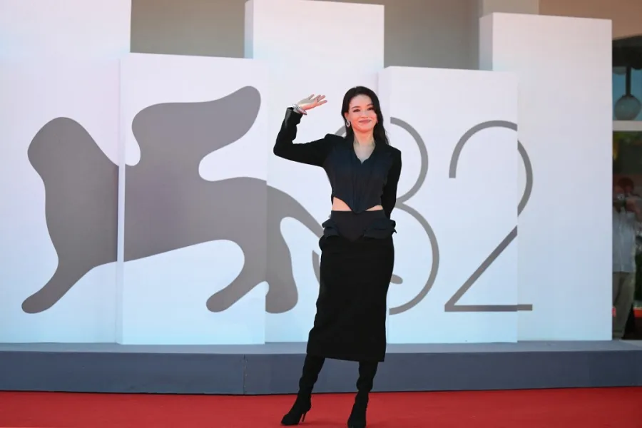 النجمة التايوانية شو كي ShuQi من مهرجان فينيسيا 2025- مصدر الصورة Tiziana FABI./AFP