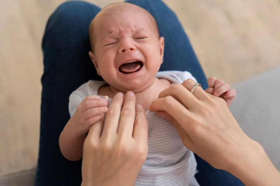 صورة لرضيع يبكي أثناء تغيير ملابسه