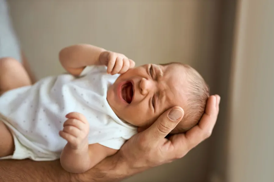 ما هي الحركات التي تدل على مغص الرضيع؟  صورة مولود مصاب بالمغص