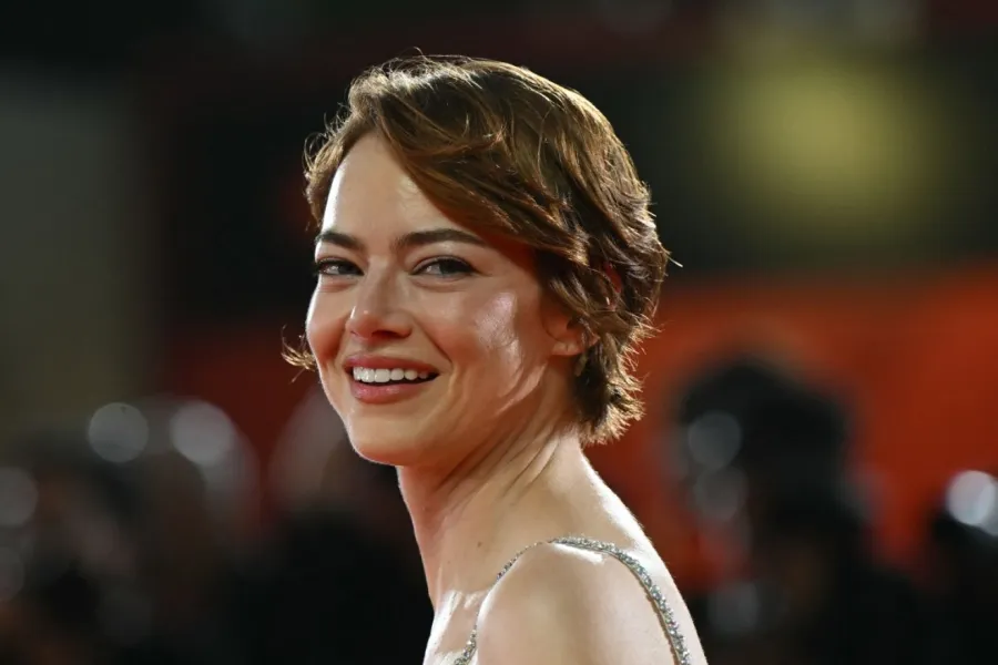 إيما ستون Emma Stone من مهرجان فينيسيا السينمائي 2025. مصدر الصورة: Stefano RELLANDINI / AFP