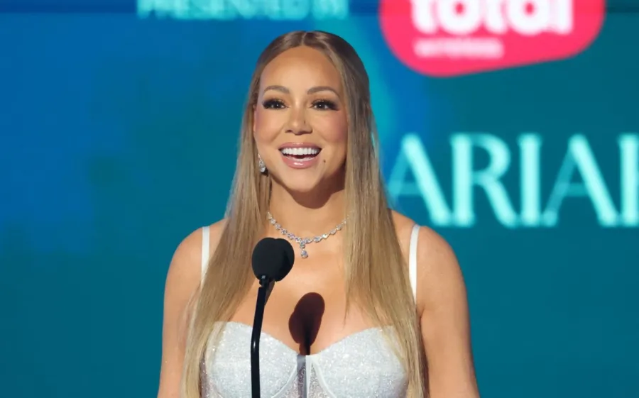 ماريا كاري في مسرح بيكوك في لوس أنجلوس (Mariah Carey at the Peacock Theatre in Los Angeles). مصدر الصورة: Michael Tran / AFP