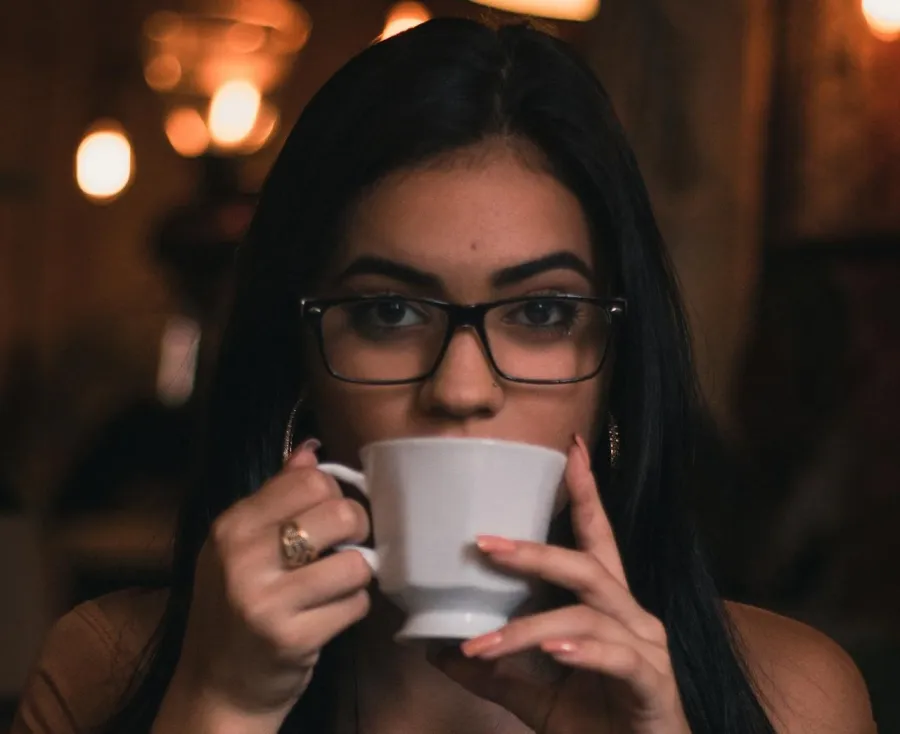 امرأة تشرب الشاي- المصدر: pexels-marcus-pinho