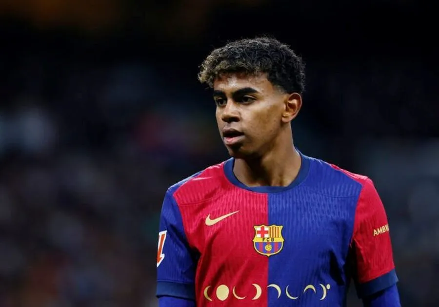 Real Madrid v FC Barcelona - Santiago Bernabeu, Madrid, Spain - October 26, 2024 FC Barcelona's Lamine Yamal wears a Coldplay sponsored shirt REUTERS/Susana Vera/File Photo