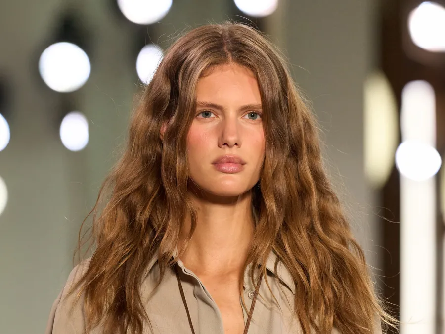 من عرض مايكل كورس Michael Kors- الصورة من Launchmetrics/Spotlight © روتين العناية بالشعر الجاف