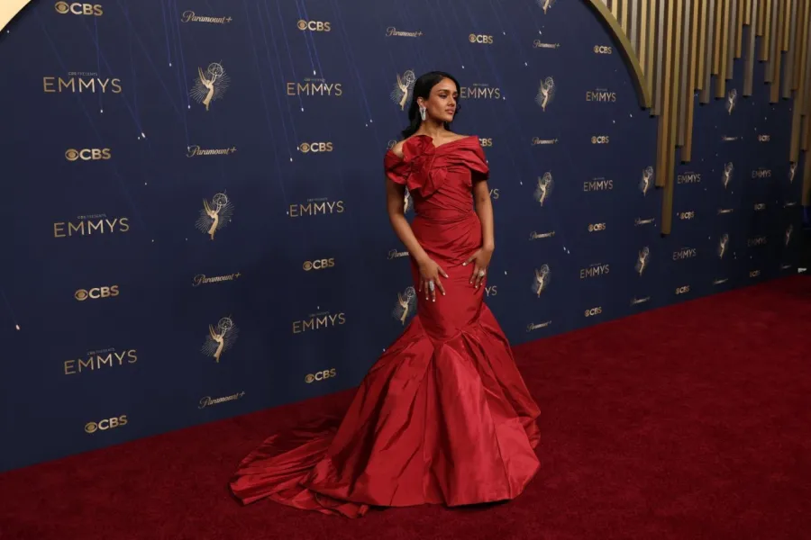 الممثلة الأسترالية شبانة عزيز Australian actress Shabana Azeez، من حفل توزيع جوائز إيمي برايمتايم 2025. مصدر الصورة: Patrick T. Fallon / AFP