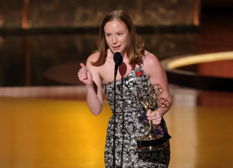 هانا إينبيندر Hannah Einbinder من حفل جوائز إيمي برايمتايم 2025. مصدر الصورة: KEVIN WINTER / GETTY IMAGES NORTH AMERICA / Getty Images via AFP