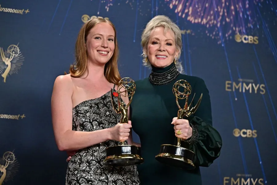 هانا إينبيندر وجين سمارت Hannah Einbinder and Jean Smart، من حفل توزيع جوائز إيمي برايمتايم 2025. مصدر الصورة: Frederic J. Brown / AFP