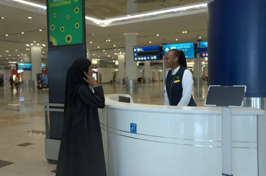 مطارات دبي تركب أكثر من 520 حلقة سمع في مطار دبي الدولي. الصورة من مكتب دبي الإعلامي