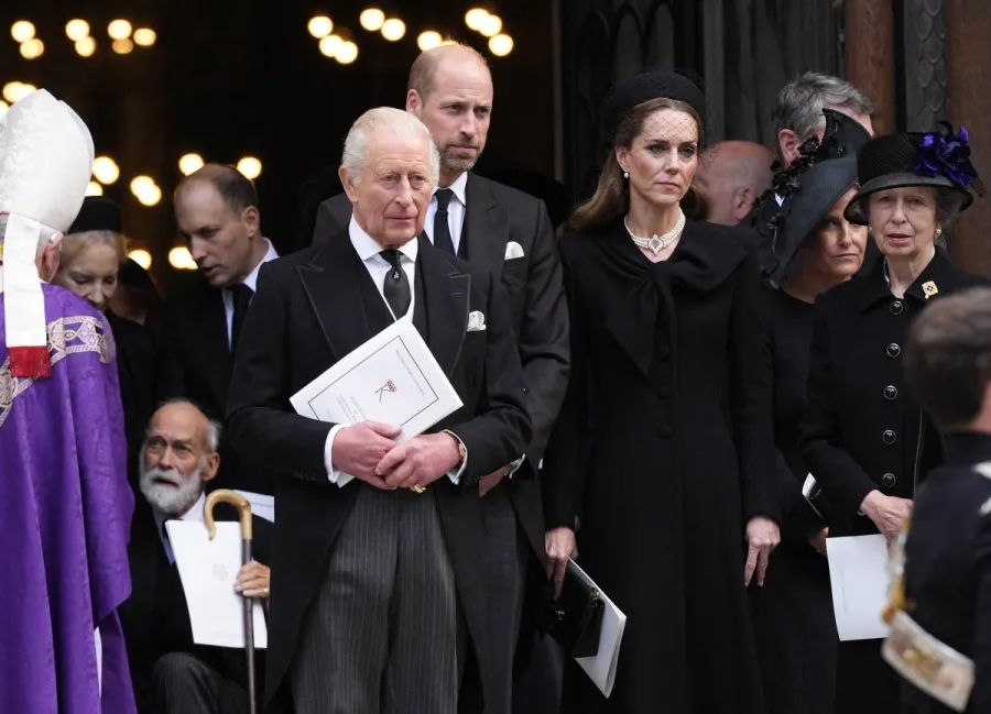 الملك تشارلز والأميرة آن والأمير ويليام وكيت ميدلتون في جنازة دوقة كينت ( King Charles, Princess Anne, Prince William and Kate Middleton at the funeral of the Duchess of Kent ). مصدر الصورة: Jordan Pettitt / POOL / AFP