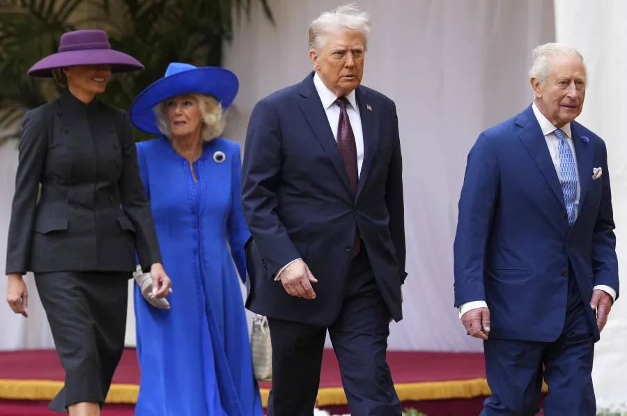 الملك تشارلز يستقبل دونالد ترامب في ساحة قلعة وندسور ( King Charles welcomes Donald Trump to Windsor Castle ). مصدر الصورة: Kirsty Wigglesworth / POOL / AFP