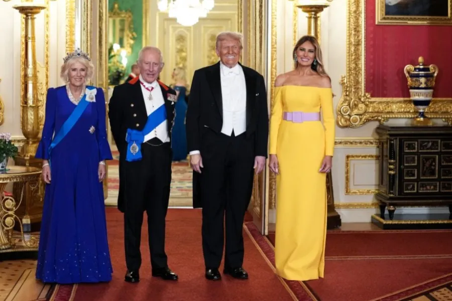السيدة الأولى ميلانيا ترامب Melania Trump والرئيس الأمريكي دونالد ترامب Donald Trump إلى جانب ملك بريطانيا تشارلز الثالث وزوجته الملكة القرينة كاميلا King Charles III & Queen Camilla (مصدر الصورة  Doug MILLS / POOL / AFP)