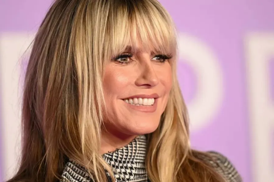 هايدي كلوم تصل لحضور حفل توزيع جوائز Green Carpet Fashion Awards في NeueHouse Hollywood، في لوس أنجلوس، كاليفورنيا Heidi Klum arrives for the Green Carpet Fashion Awards at the NeueHouse Hollywood, in Los Angeles, California - مصدر الصورة: (Photo by Patrick T. Fallon / AFP)