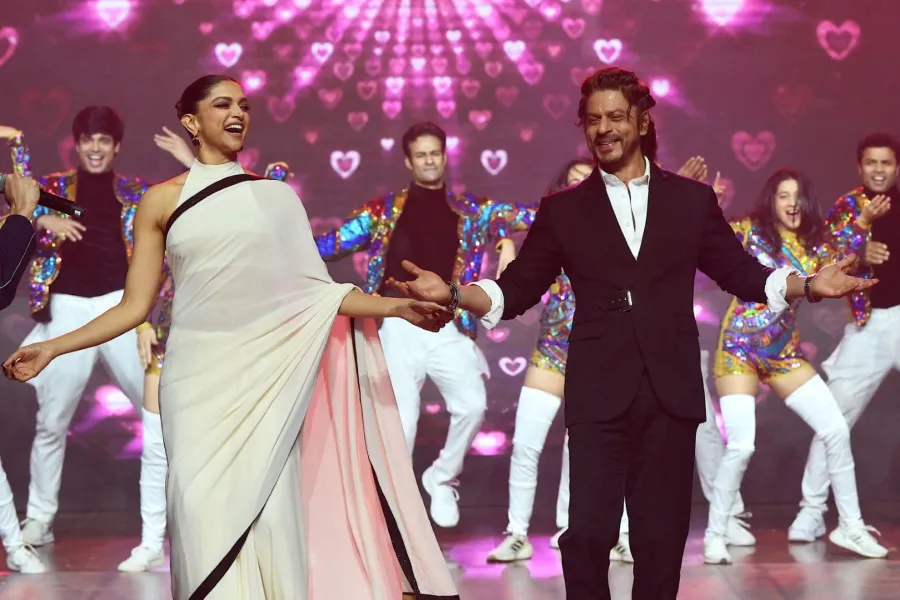 ديبيكا بادكون وشاروخان في مومباي (Shah Rukh Khan and Deepika Padukone in Mumbai). مصدر الصورة: Sujit JAISWAL / AFP