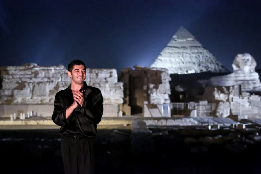 بوراك دينيز أمام الأهرامات خلال زيارته لمصر(Burak Deniz in front of the pyramids during his visit to Egypt). مصدر الصورة: Art d'Egypte / AFP