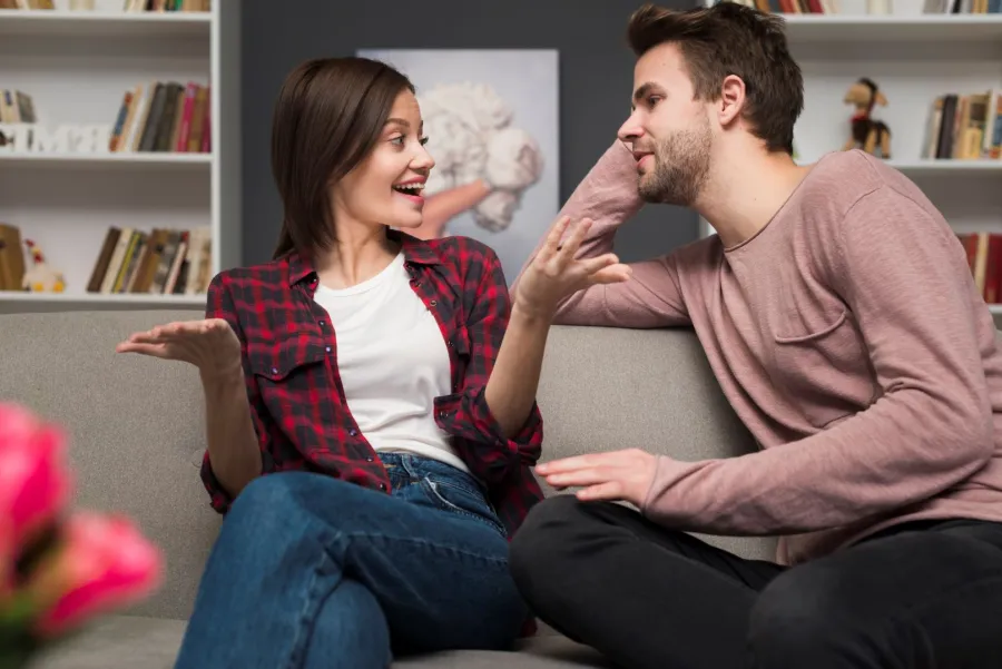 زوجة تتحدث مع زوجها وتناقشه بموضوعية وهو يبدو منصتاً مستجيباً وسعيداً