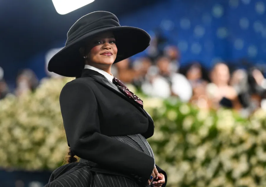 ريهانا في متحف متروبوليتان للفنون في نيويورك (Rihanna at the Metropolitan Museum of Art in New York). مصدر الصورة: Angela WEISS / AFP