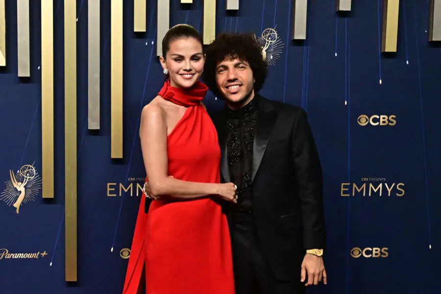 سيلينا غوميز وبيني بلانكو Selena Gomez and Benny Blanco من حفل توزيع جوائز إيمي برايمتايم 2025. مصدر الصورة: Frederic J. Brown / AFP
