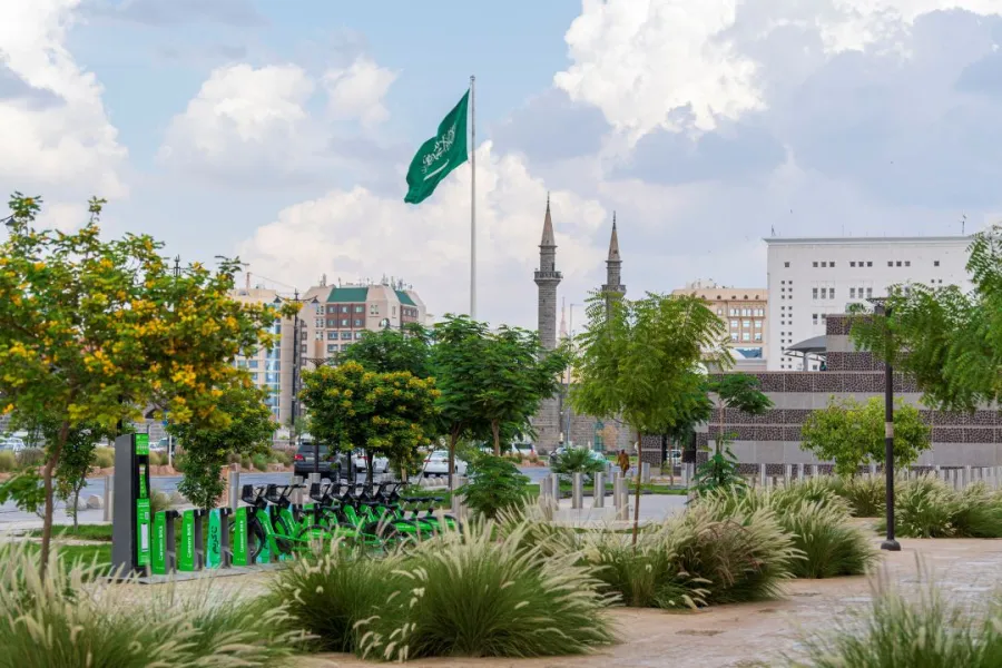العلم السعودي يرفرف في سماء المدينة المنورة غرب المملكة العربية السعودية