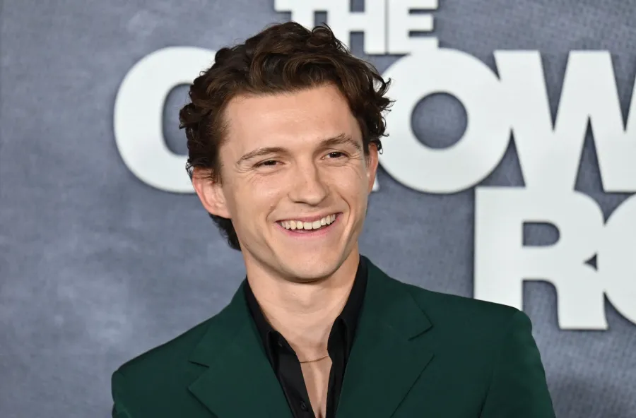 توم هولاند في متحف الفن الحديث في مدينة نيويورك (Tom Holland at the Museum of Modern Art in New York City). مصدر الصورة: ANGELA WEISS / AF