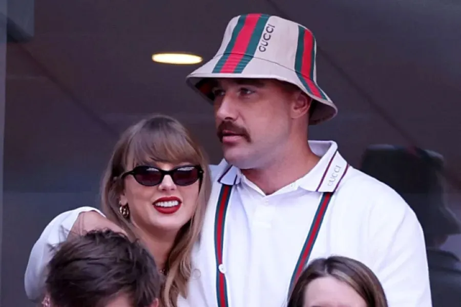 تايلور سويفت وترافيس كيلسي Taylor Swift and Travis Kelce - مصدر الصورة Photo by JAMIE SQUIRE / GETTY IMAGES NORTH AMERICA / Getty Images via AFP