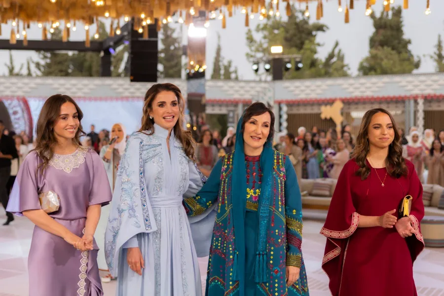 الملكة رانيا العبدالله مع عزة السديري والدة الأميرة رجوة، وبجانبها الأميرتان إيمان وسلمى – مصدر الصورة Photo by - / Office of Her Majesty Queen Rania Al Abdullah / AFP
