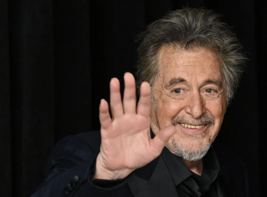 أل باتشينو Al Pacino waves as he leaves the press room during the 96th Annual Academy Awards at the Dolby Theatre in Hollywood (Photo by Robyn BECK / AFP)