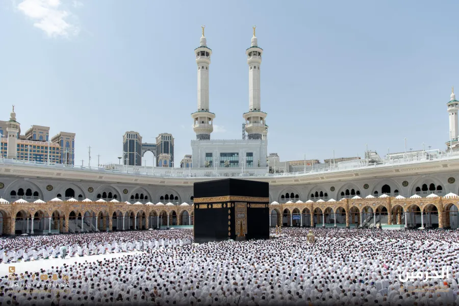 ضيوف الرحمن يؤدون الصلاة داخل ساحة الحرم المكي - الصورة من حساب  الهيئة العامة للعناية بشؤون المسجد الحرام والمسجد النبوي على منصة إكس