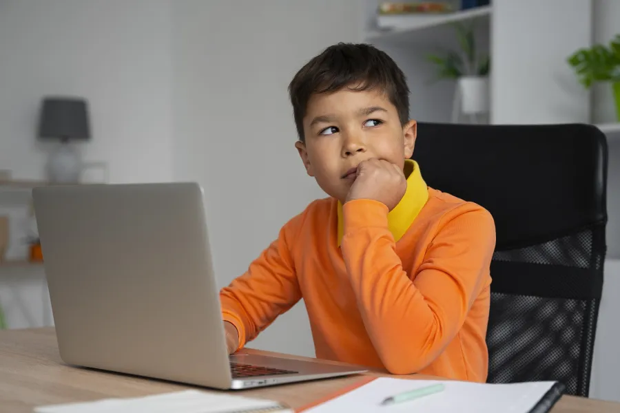 الآثار النفسية لقلة اهتمام الوالدين بالأطفال -  الصورة من موقع Freepik صورة لطفل