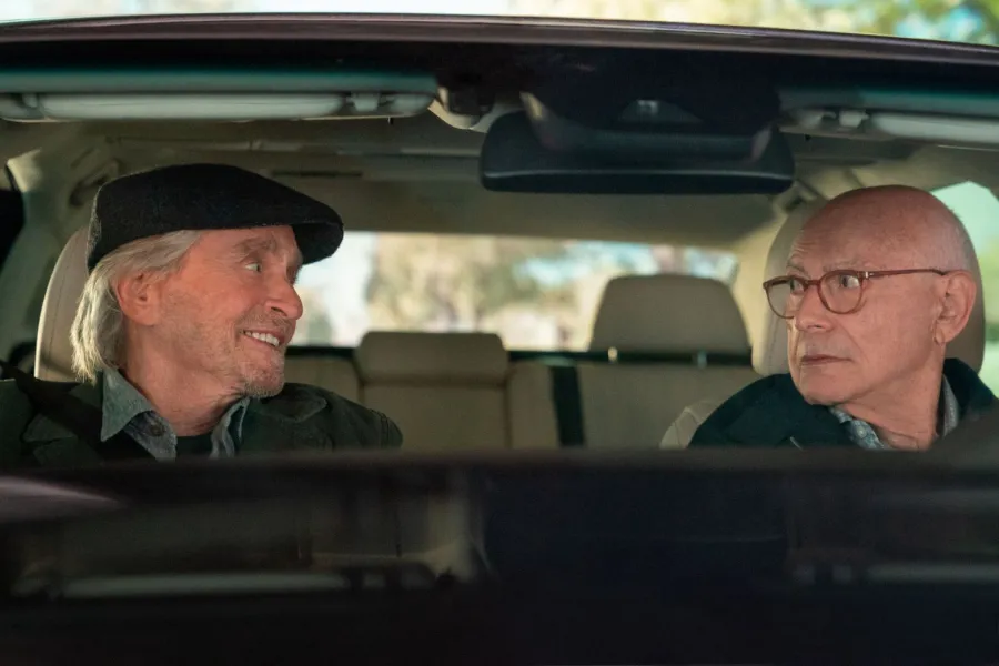 مايكل دوغلاس وآلان أركين في مسلسل The Kominsky Method- الصورة من موقع IMDB