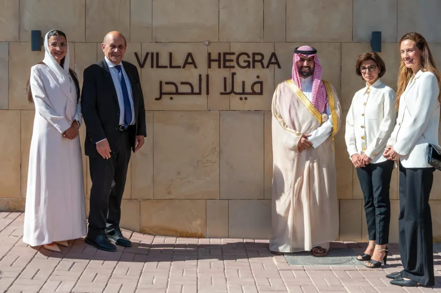  الأمير بدر بن عبدالله بن فرحان وزير الثقافة السعودي محافظ الهيئة الملكية لمحافظة العلا خلال افتتاح مؤسسة "فيلا الحجر" الإبداعية في العلا