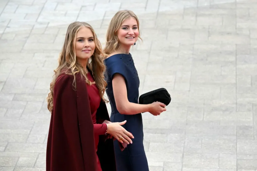 الأميرة كاترينا أماليا وولي عهد بلجيكا الأميرة إليزابيث في مدينة لوكسمبورغ (Crown Princess Catharina-Amalia and Belgium Crown Princess Elisabeth in Luxembourg city). مصدر الصورة: NICOLAS TUCAT / AFP