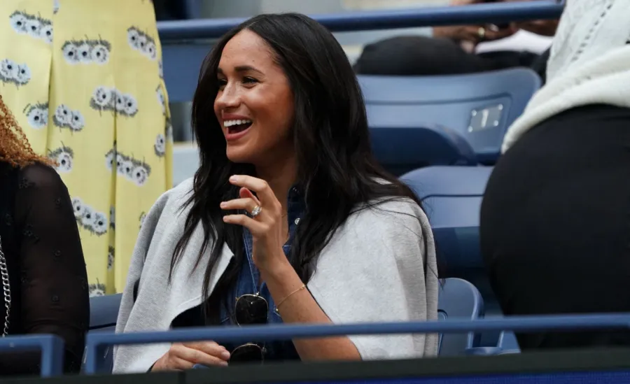 ميغان ماركل في مركز بيلي جين كينج الوطني للتنس التابع لاتحاد التنس الأمريكي في نيويورك (Meghan Markle at the USTA Billie Jean King National Tennis Center in New York). مصدر الصورة: TIMOTHY A. CLARY / AFP