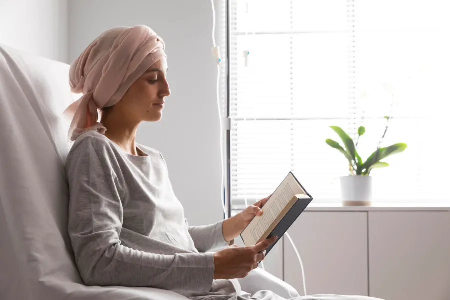 مريضة سرطان الثدي تقرأ كتاب