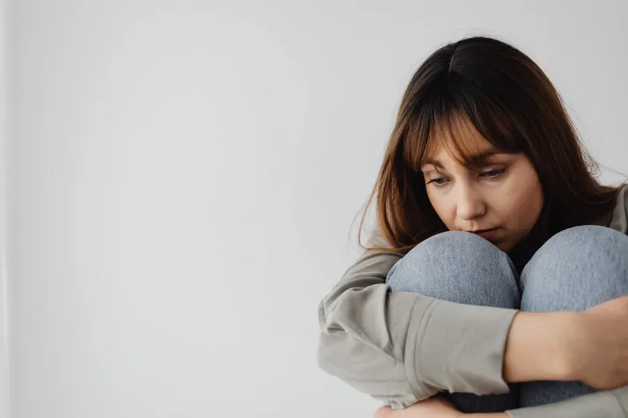 امرأة تعاني من الاكتئاب- المصدر: pexels-karolina-grabowska
