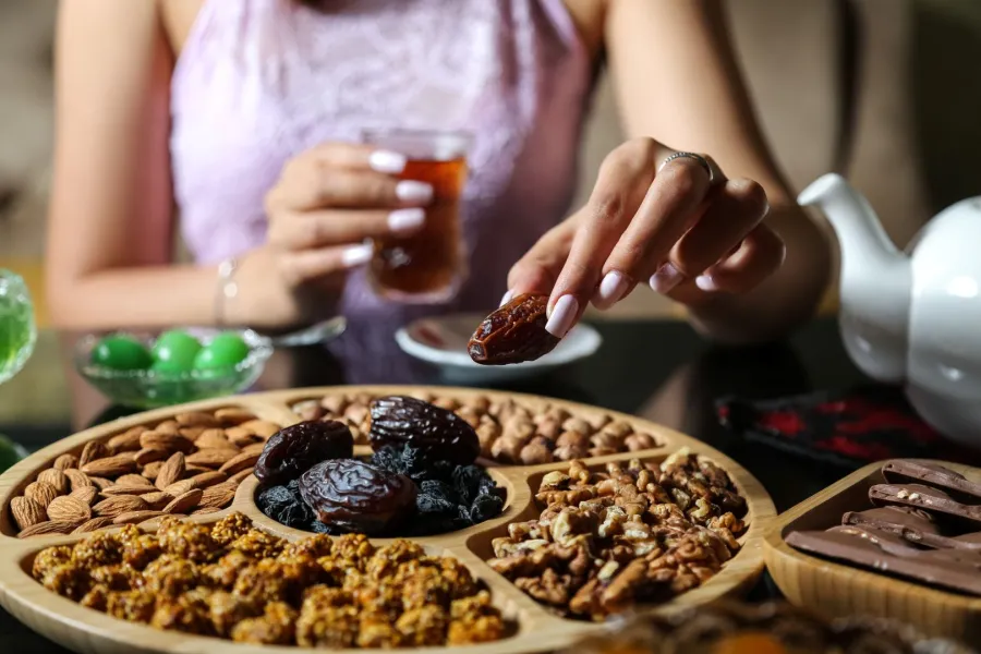 صورة امرأة تأكل التمر