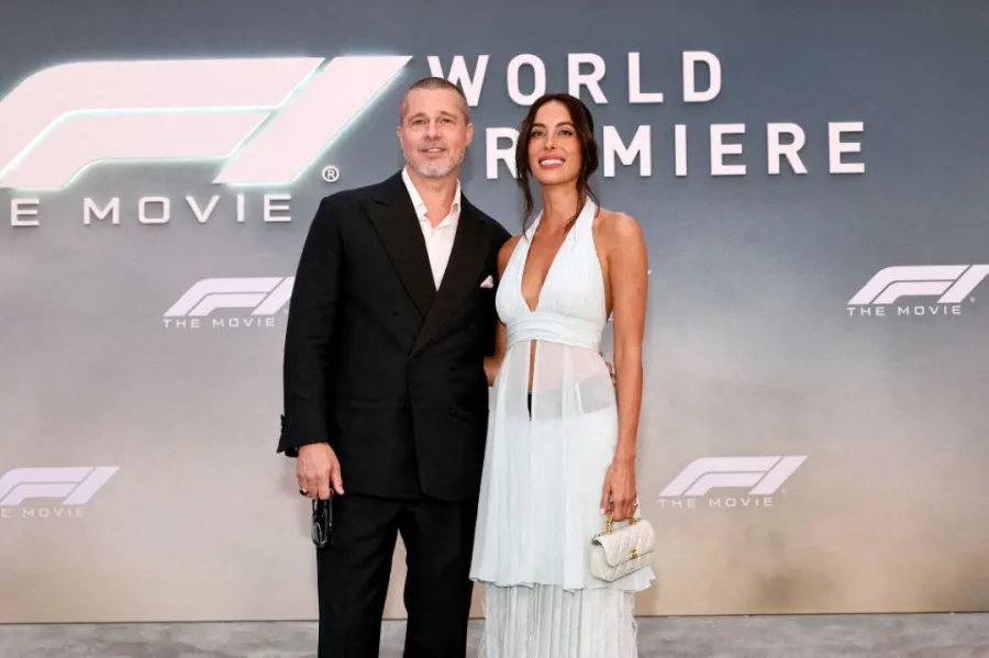 براد بيت Brad Pitt وإينيس دي رامون Ines de Ramon  في العرض العالمي الأول لفيلم F1 - مصدر الصورة: (Dimitrios Kambouris / GETTY IMAGES NORTH AMERICA / Getty Images via AFP)